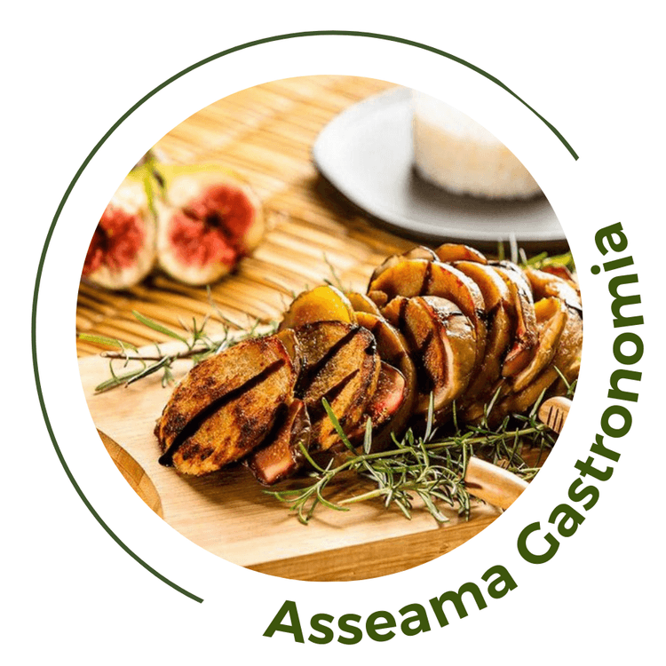 Imagem de um lombo vegano com Figo e queijo vegano ao fundo com o texto ASSEAMA Gatronomia