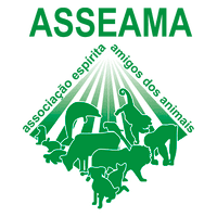 Logo da Asseama - Associação Espírita Amigos dos Animais - Logo todo em verde com raios de luz vindo do alto formando uma forma de pirâmide com animais na parte de baixo, sendo iluminados